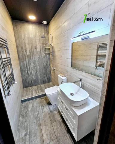 Երկու հարկանի քարե տուն Քաջազնունի փողոցում կենտրոնում, 1050 ք.մ., 3+ սանհանգույց