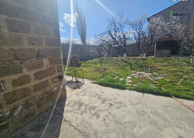 Մեկ հարկանի տուն Սիլիկյան 6-րդ փողոցում Աջափնյակում, 97 քմ