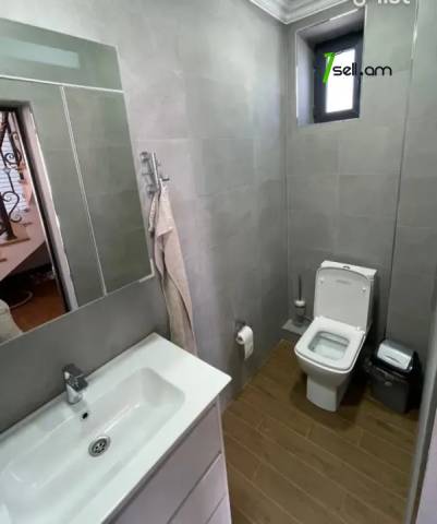 Երկու հարկանի քարե թաունհաուզ, Գ-1 թաղամաս Աջափնյակում, 150 ք.մ., 2 սանհանգույց, եվրովերանորոգված