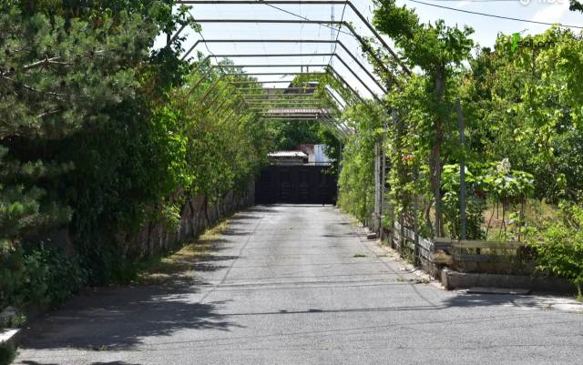 Հողատարածք բնակելի շինությունների համար Քանաքեռ Զեյթունում, 7000 ք.մ.