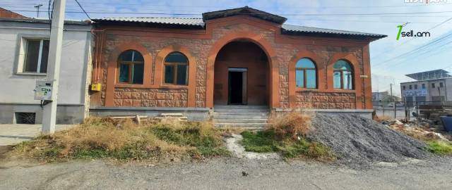 Երկու հարկանի քարե տուն Երևանյան փողոցում Փարաքարում, 620 ք.մ., 3+ սանհանգույց