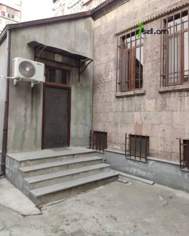 Մեկ հարկանի քարե տուն Մամիկոնյանց փողոցում Արաբկիրում, 175 ք.մ., 2 սանհանգույց, կապիտալ վերանորոգված