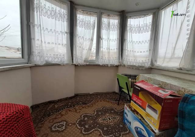 Երկու հարկանի քարե տուն Մայիսի 9-ի փողոցում Շենգավիթում, 300 ք.մ., 2 սանհանգույց