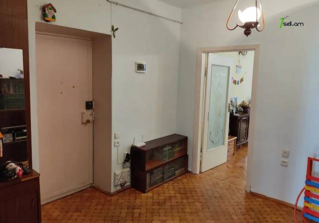 3 սենյականոց բնակարան Ղազար Փարպեցու փողոցում, 82 քմ, 1/5 հարկ, մասնակի վերանորոգում, քարե շենք