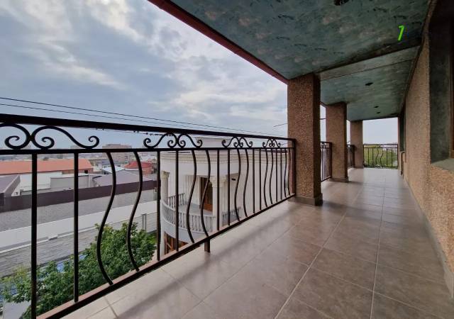 Երեք հարկանի քարե տուն Կարապետյան փողոցում Աջափնյակում, 470 ք.մ., 3+ սանհանգույց