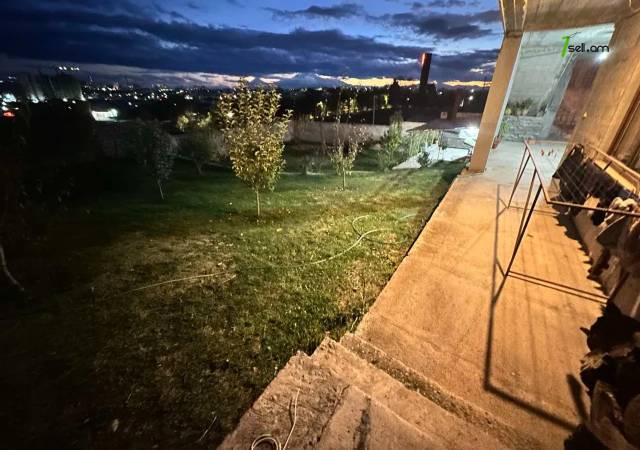 Երեք հարկանի քարե տուն 1-ին փողոցում Զովունիում, 800 ք.մ., 3+ սանհանգույց, կապիտալ վերանորոգված