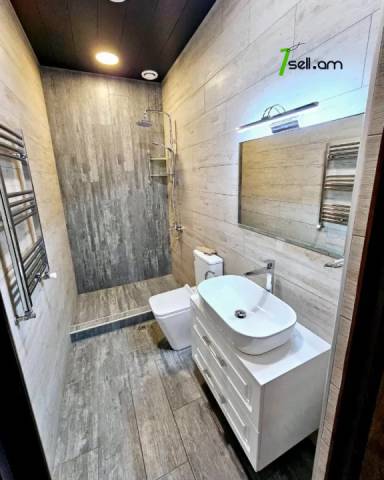 Երկու հարկանի քարե տուն Քաջազնունու փողոցում կենտրոնում, 750 ք.մ., 3+ սանհանգույց