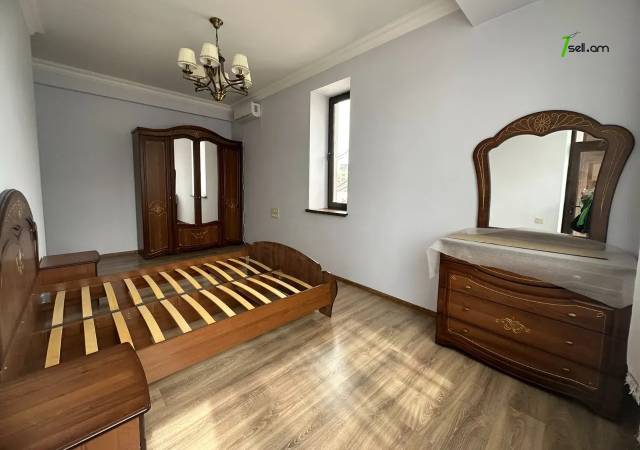 3 սենյականոց բնակարան Մարշալ Խուդյակովի փողոցում, 80 քմ, 2/4 հարկ, 2 սանհանգույց, բարձր առաստաղներ