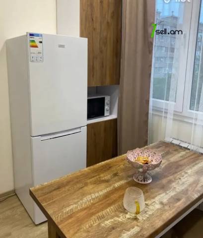 2 սենյականոց բնակարան Վահրամ Փափազյան փողոցում, 47 քմ, 3/5 հարկ, եվրովերանորոգված, քարե շենք