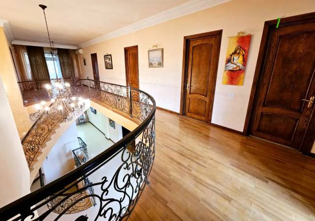 Երեք հարկանի քարե տուն, Գ-1 թաղամաս Աջափնյակում, 1391 ք.մ., 3+ սանհանգույց, կապիտալ վերանորոգված