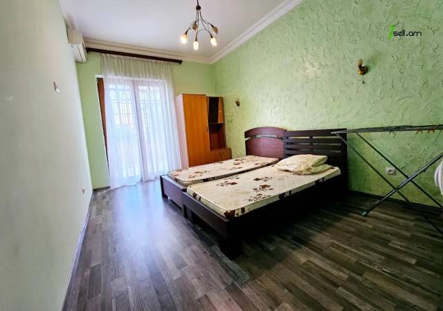 Երկու հարկանի քարե տուն Սևաստոպոլյան փողոցում Արաբկիրում, 572 ք.մ., 3+ սանհանգույց