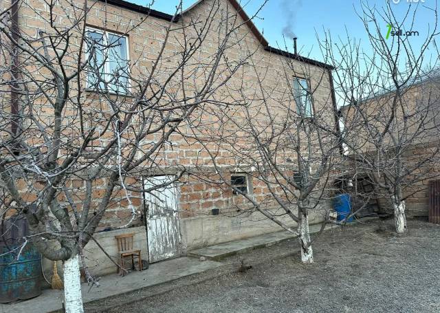 Երկու հարկանի քարե տուն Դպրոցակաների փողոցում Օշականում, 130 քմ, 2 սանհանգույց, մեծ հողամաս