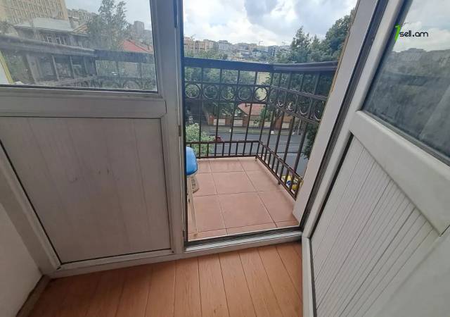 2 սենյականոց բնակարան Մարշալ Բաղրամյան պողոտայում, 67 ք.մ., կապիտալ վերանորոգված, քարե շենք