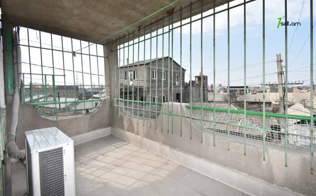 Երեք հարկանի քարե տուն Ազատամարտիկների փողոցում Էրեբունիում, 182 քմ, 2 սանհանգույց