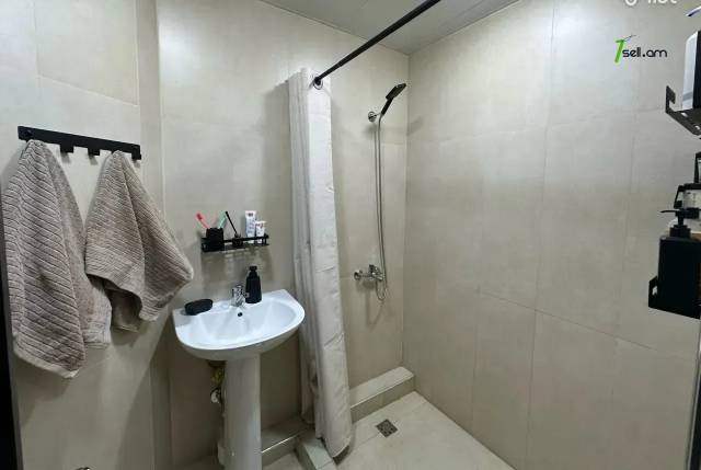 4 սենյականոց բնակարան, Նորաշեն թաղամաս, 83 ք.մ., 11/16 հարկ, 2 սանհանգույց, կապիտալ վերանորոգված