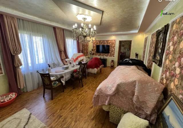 Երկու հարկանի քարե տուն Առափնյա փողոցում Եղվարդում, 207 ք.մ., 2 սանհանգույց