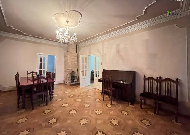 Երկու հարկանի քարե տուն Մարշալ Խուդյակովի փողոցում Ավանում, 286 ք.մ., 2 սանհանգույց