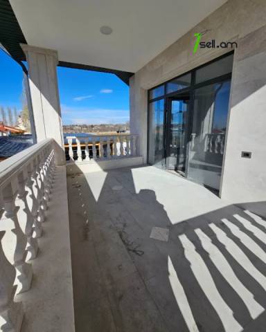 Երկու հարկանի տուն Ամառանոցային փողոցում Ձորաղբյուրում, 2600 ք.մ., 3+ սանհանգույց