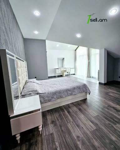 Երեք հարկանի քարե տուն, Նորք-Մարաշ վարչական շրջան Նորք Մարաշում, 660 ք.մ., 3+ սանհանգույց