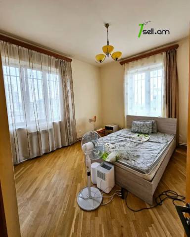 Երեք հարկանի քարե տուն Բագրևանդի 44-րդ փողոցում Նոր Նորքում, 1340 ք.մ., 3+ սանհանգույց