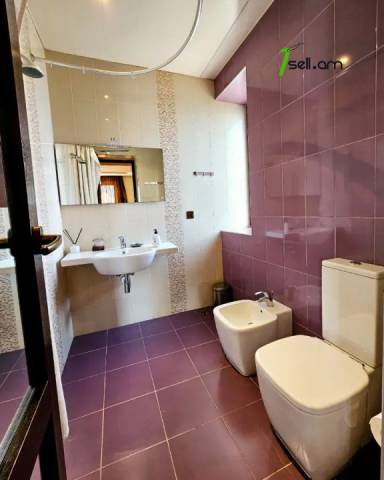 Երկու հարկանի քարե տուն Ծարավ Աղբյուրի փողոցում Ավանում, 1650 ք.մ., 3+ սանհանգույց