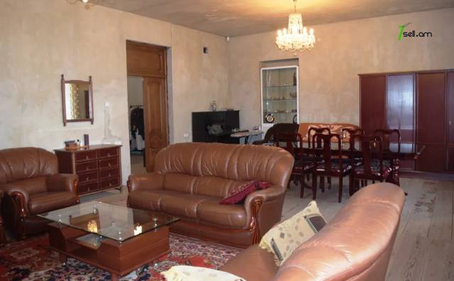 5 սենյականոց բնակարան Ավետիք Իսահակյանի փողոցում, 227 ք.մ., 2 սանհանգույց, բարձր առաստաղներ