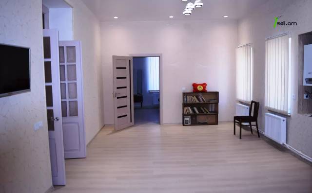 4 սենյականոց բնակարան Ռուսթավելի փողոցում, 100 ք.մ., 2/2 հարկ, 2 սանհանգույց, կապիտալ վերանորոգված