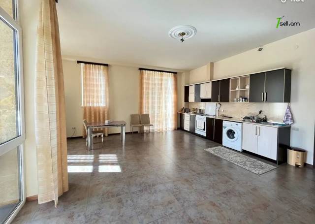Ընդարձակ 4 սենյականոց բնակարան նորակառույց շենքում Արամի փողոցում, 255 ք.մ., 3+ սանհանգույց