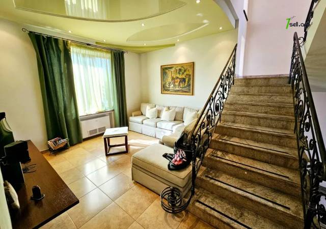 Երկու հարկանի քարե տուն Ծարավ Աղբյուրի փողոցում Ավանում, 1650 ք.մ., 3+ սանհանգույց