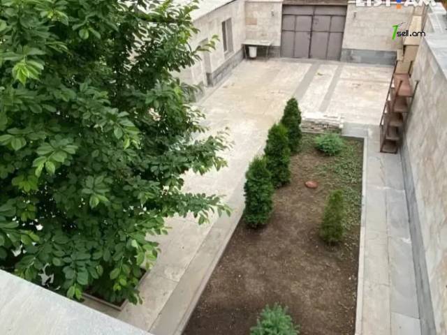 Երկու հարկանի քարե տուն Մարշալ Խուդյակովի փողոցում Ավանում, 252 քմ, 3+ սանհանգույց