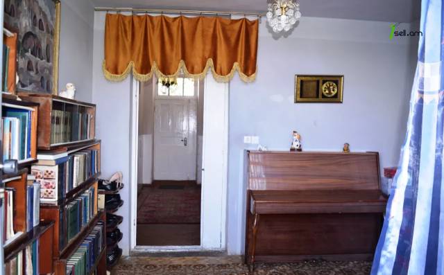 Երկու հարկանի քարե տուն, Վ. Սարգսյան փողոց 1-ին թաղամաս Գյումրիում, 308 ք.մ., կոսմետիկ վերանորոգում