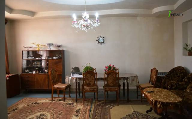Երկու հարկանի քարե տուն Կնունյանց փողոցում Գյումրիում, 279 քմ, 2 սանհանգույց, եվրովերանորոգված