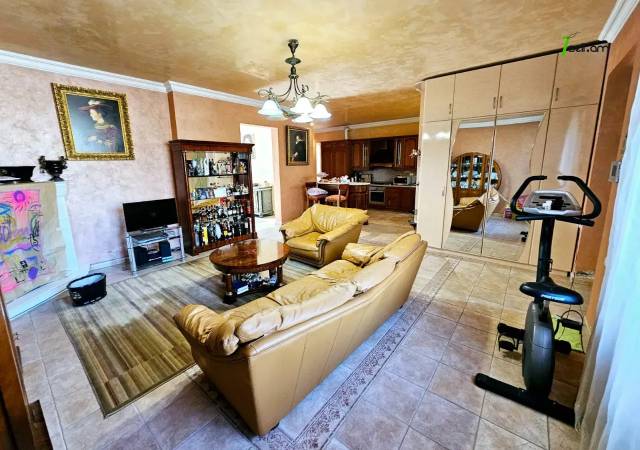 Երկու հարկանի քարե տուն Չարենցի փողոցում կենտրոնում, 740 ք.մ., 3+ սանհանգույց, կապիտալ վերանորոգված