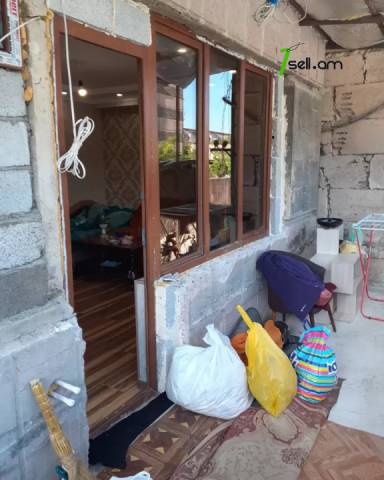 1 սենյականոց բնակարան, 1 թաղամաս, 30 քմ, 2/5 հարկ, կապիտալ վերանորոգված, քարե շենք