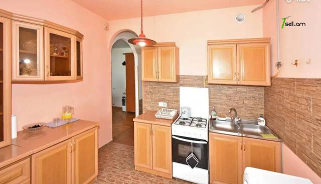 1 սենյականոց բնակարան Գյուլբենկյան փողոցում, 43 քմ, մի քանի պատշգամբ, եվրովերանորոգված, քարե շենք