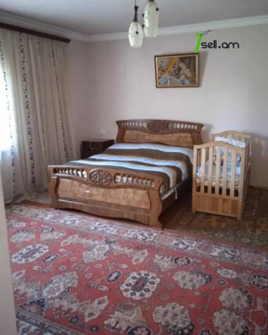 Մեկ հարկանի քարե տուն Հայկ Բժշկյանց փողոցում Հայանիստում, 150 քմ, կապիտալ վերանորոգված