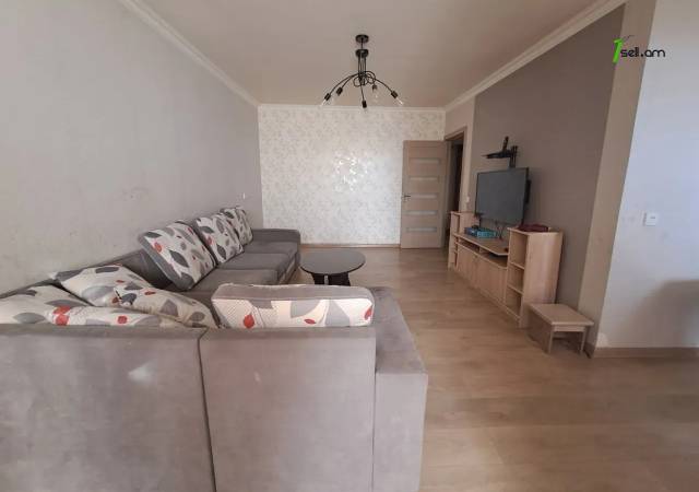 3 սենյականոց բնակարան Լենինգրադյան փողոցում, 75 ք.մ., 2 սանհանգույց, բարձր առաստաղներ, 3/5 հարկ