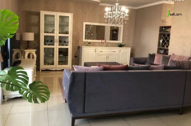 4 սենյականոց բնակարան Մաշտոցի պողոտայում, 135 ք.մ., 2 սանհանգույց, կապիտալ վերանորոգված, քարե շենք