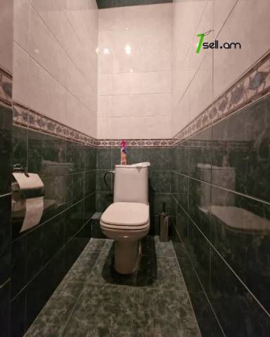 Երեք հարկանի քարե տուն Աջափնյակում, 500 ք.մ., 3+ սանհանգույց, եվրովերանորոգված