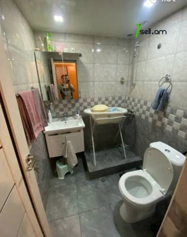 3 սենյականոց բնակարան, Զաքյան փողոցի 1-ին նրբանցք, 78 ք.մ., նախավերջին հարկ, կապիտալ վերանորոգված