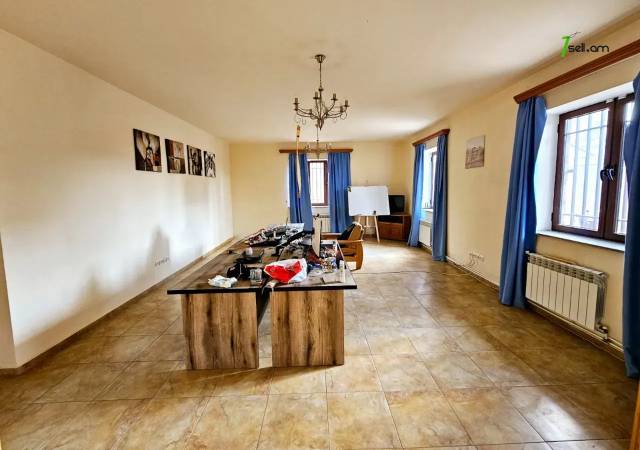 Երեք հարկանի քարե տուն Բագրևանդի 44-րդ փողոցում Նոր Նորքում, 1340 ք.մ., 3+ սանհանգույց