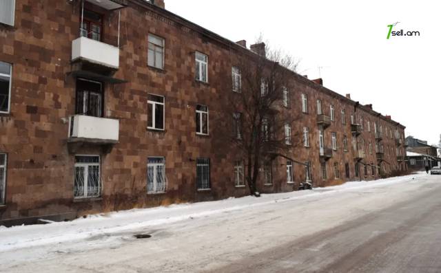 2 սենյականոց բնակարան Շիրակացու փողոցում, 70 ք.մ., 1/3 հարկ, կապիտալ վերանորոգված, քարե շենք