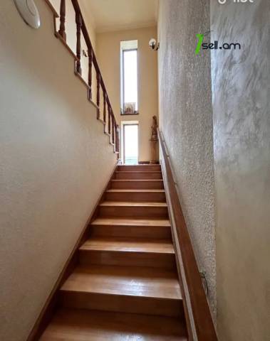 Երեք հարկանի քարե տուն Առինջի 17-րդ փողոցում Առինջում, 360 ք.մ., 3+ սանհանգույց