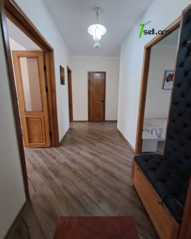 3 սենյականոց բնակարան Չարենցի փողոցում, 90 ք.մ., 3/5 հարկ, 2 սանհանգույց, բարձր առաստաղներ