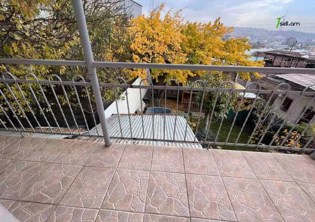 Երկու հարկանի քարե տուն Անտառային փողոցում կենտրոնում, 350 ք.մ., 3+ սանհանգույց, եվրովերանորոգված