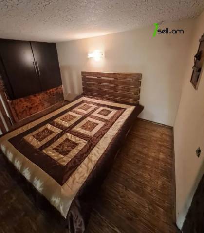 1 սենյականոց բնակարան Կորյունի փողոցում, 40 ք.մ., նախավերջին հարկ, կապիտալ վերանորոգված, քարե շենք