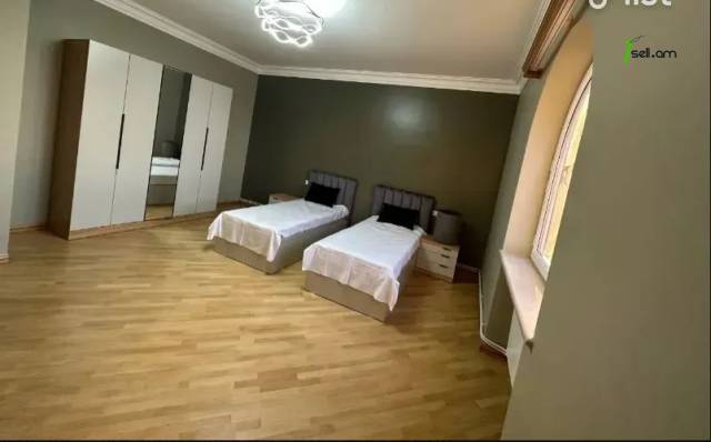 Երեք հարկանի քարե տուն Սարի Թաղի 9-րդ փողոցում Էրեբունիում, 351 ք.մ., 2 սանհանգույց