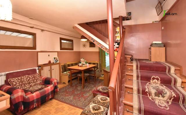 Երեք հարկանի քարե տուն Ազատամարտիկների փողոցում Էրեբունիում, 182 քմ, 2 սանհանգույց