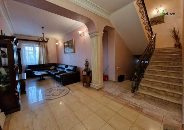 Երկու հարկանի քարե տուն Մոլդովական փողոցում Նոր Նորքում, 1300 ք.մ., 3+ սանհանգույց, եվրովերանորոգված