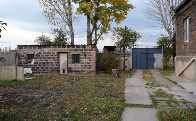 Երկու հարկանի քարե տուն, Ղարսի խճուղի Գյումրիում, 298 ք.մ., 2 սանհանգույց